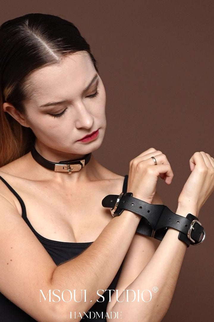 Kelly choker with Cuff