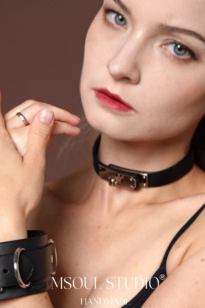 Kelly choker with Cuff