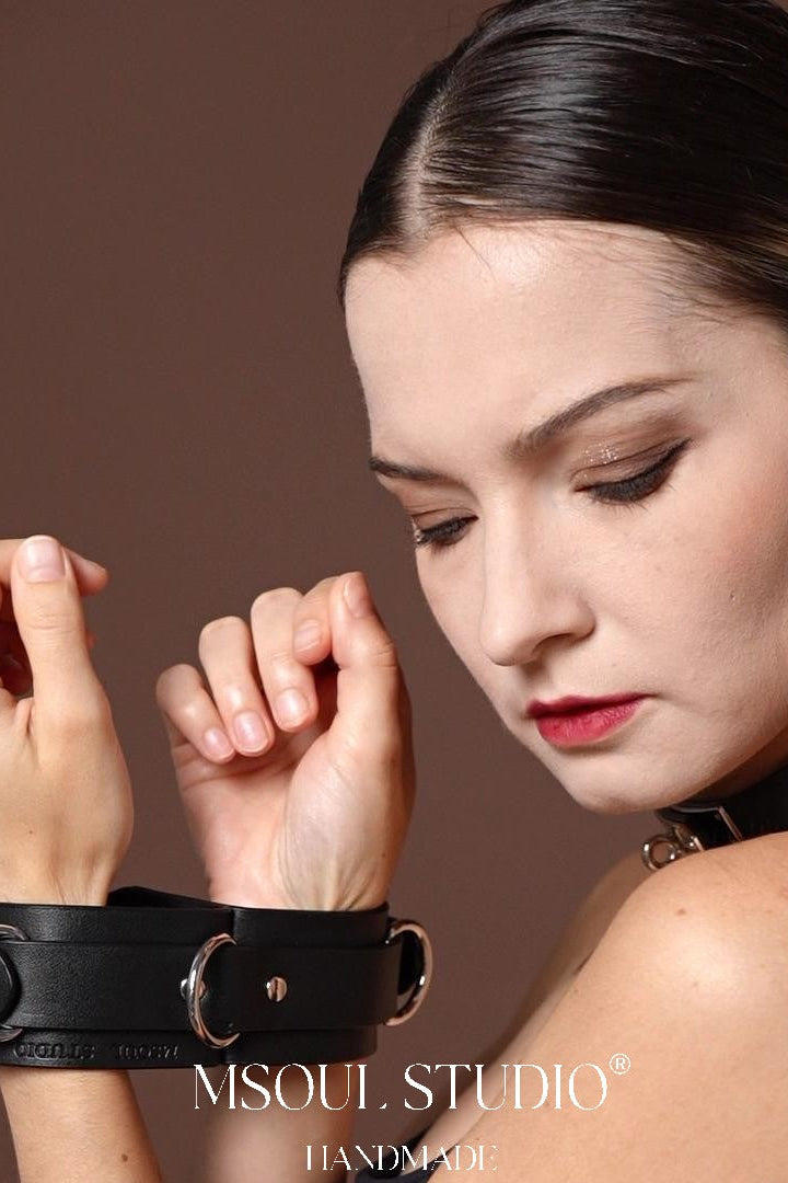 Kelly choker with Cuff