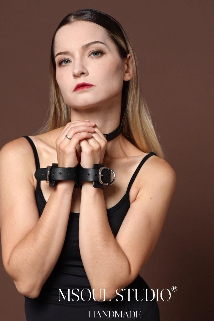 Kelly choker with Cuff