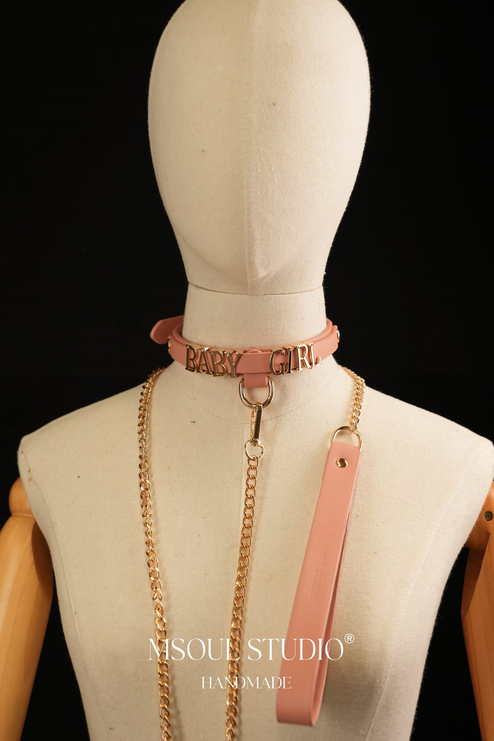 Pink leather name choker with gold letters, D-ring and chain leash with pink handle