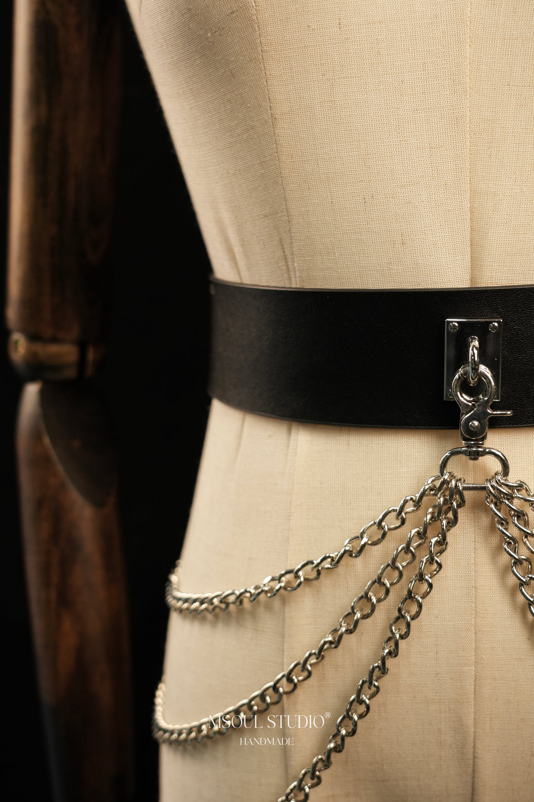 Angled view of the Cascade Chain Belt&