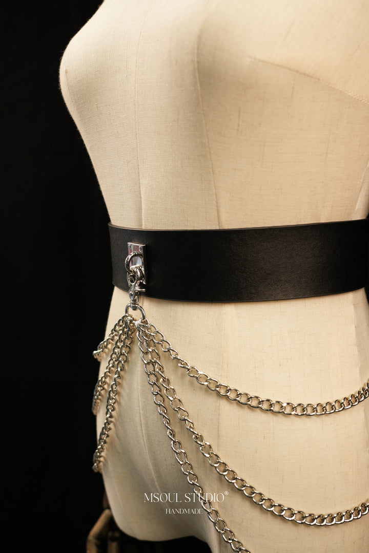 Side profile of the Cascade Chain Belt on a mannequin