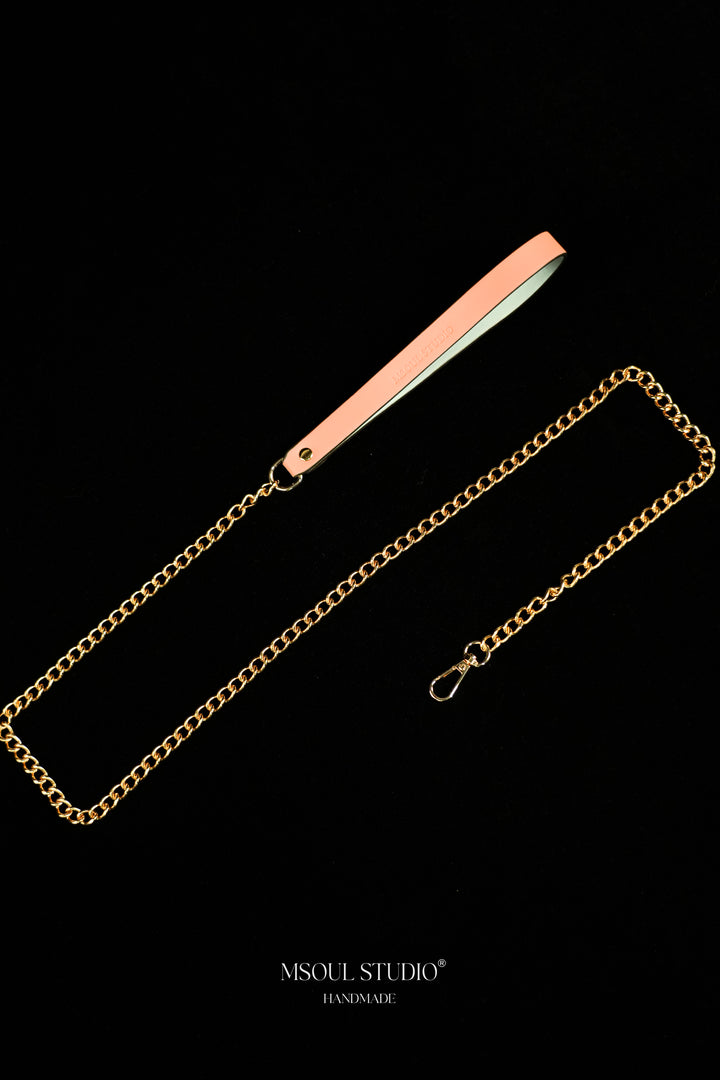 Full length of the leash with gold-tone curb chain ending in a metal clasp